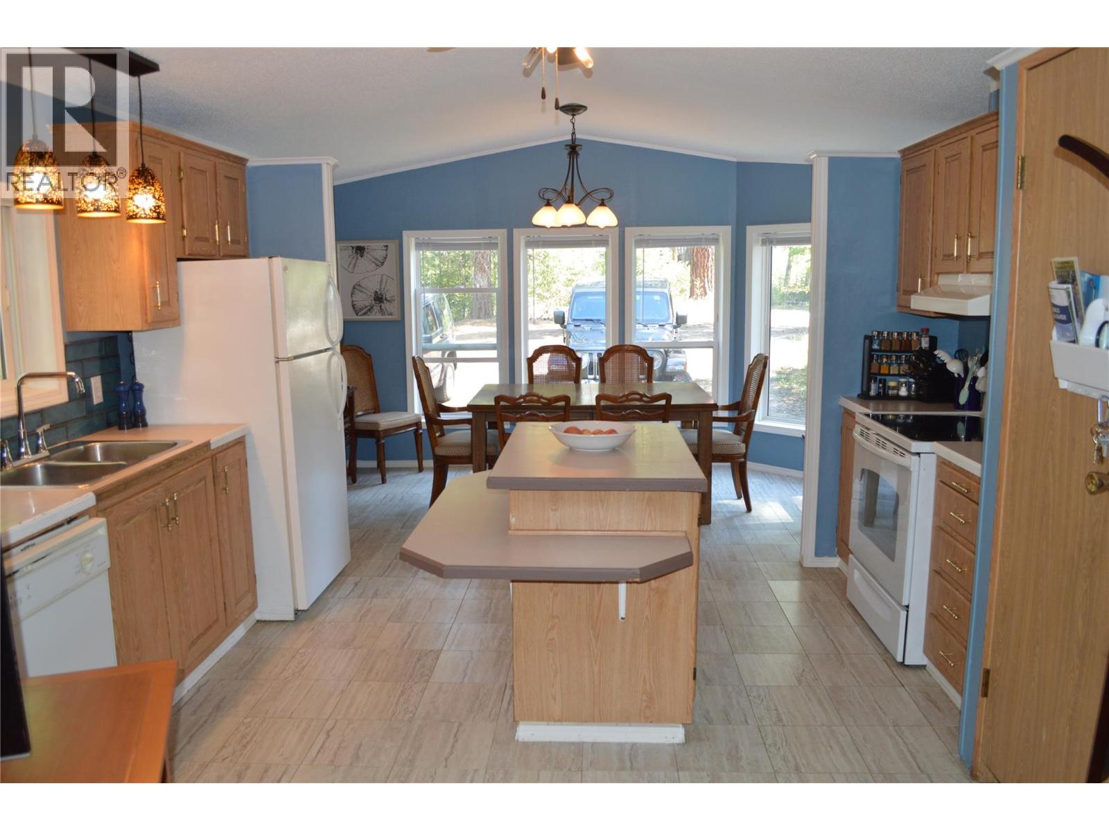 2021 Fife Road, Christina Lake, British Columbia  V0H 1E3 - Photo 3 - 10360289