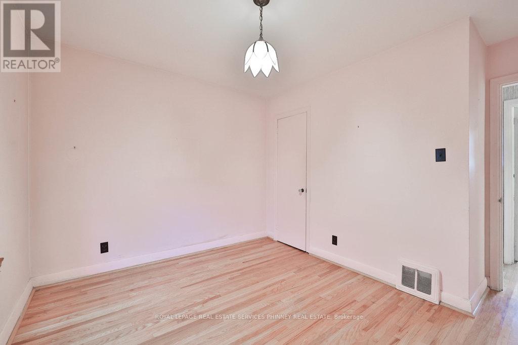 72 Oriole Avenue, Mississauga, Ontario  L5G 1V2 - Photo 11 - W12359969