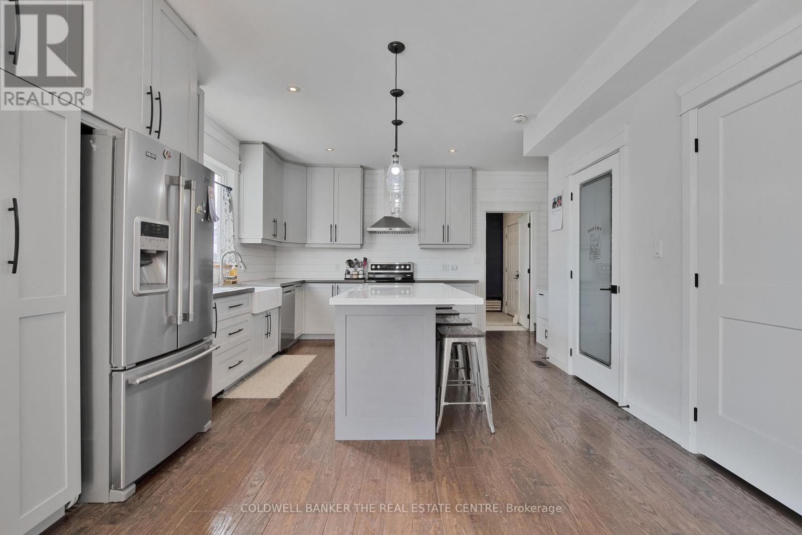 202 Clarence Street, Clearview, Ontario  L0M 1S0 - Photo 13 - S12360139