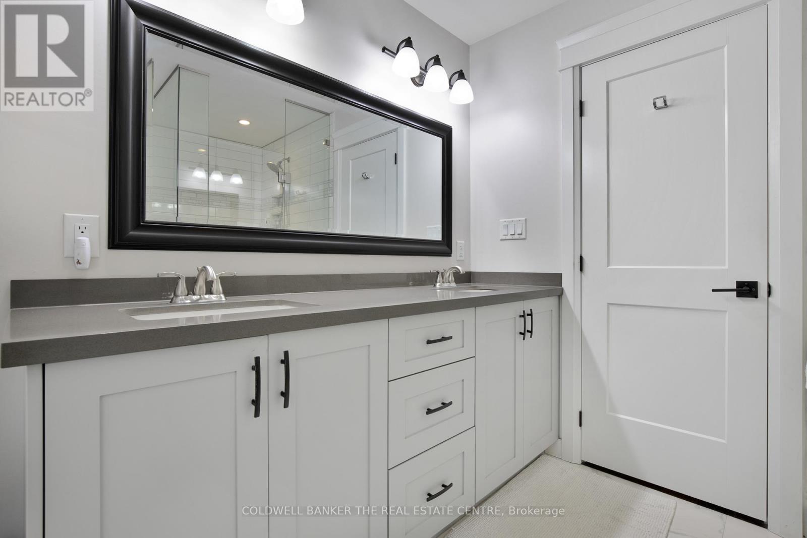 202 Clarence Street, Clearview, Ontario  L0M 1S0 - Photo 34 - S12360139