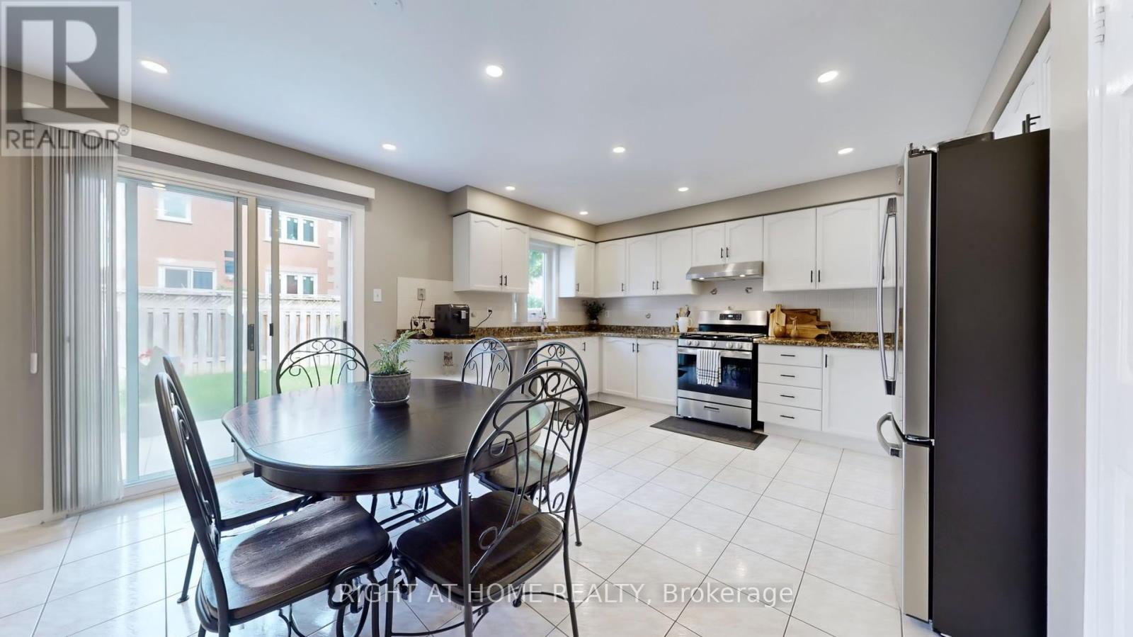 102 Mullis Crescent, Brampton, Ontario  L6Y 4T1 - Photo 10 - W12334754