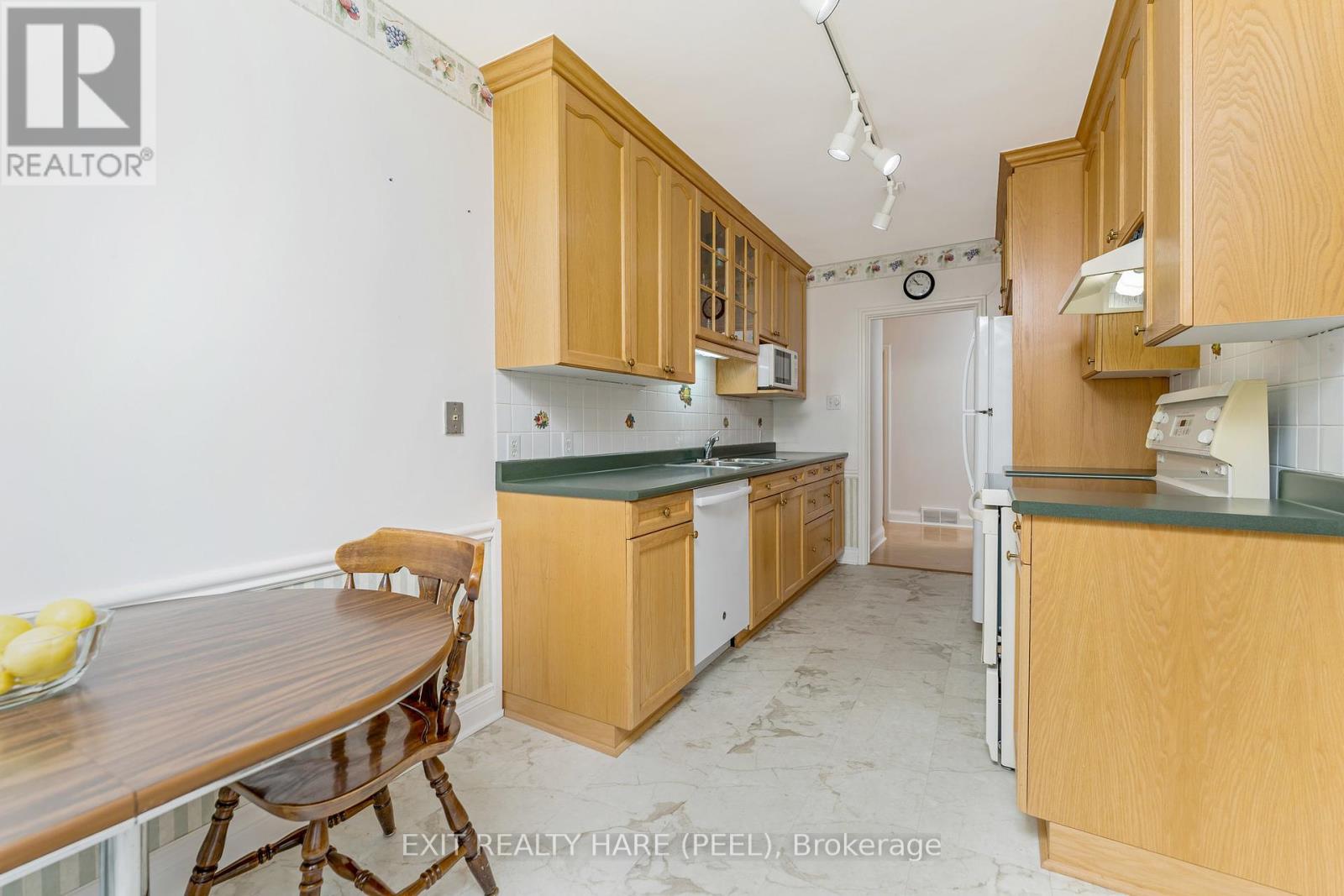 4 Moore Crescent, Brampton, Ontario  L6W 1W8 - Photo 4 - W12360226