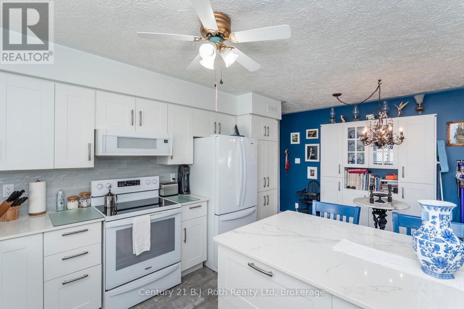17 Charles Street, Penetanguishene, Ontario  L9M 2G6 - Photo 7 - S12360257