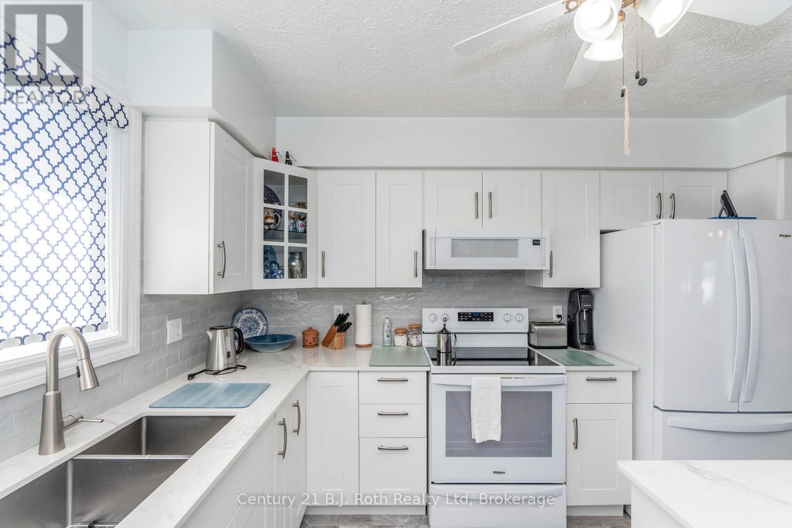 17 Charles Street, Penetanguishene, Ontario  L9M 2G6 - Photo 8 - S12360257
