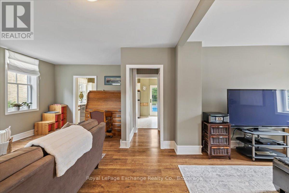 40 Grosvenor Street S, Saugeen Shores, Ontario  N0H 2L0 - Photo 17 - X12360244