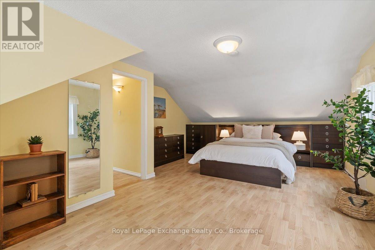 40 Grosvenor Street S, Saugeen Shores, Ontario  N0H 2L0 - Photo 26 - X12360244