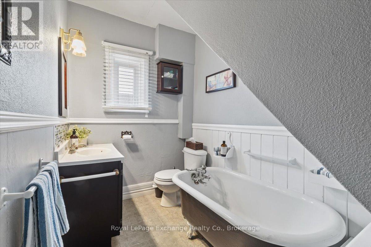 40 Grosvenor Street S, Saugeen Shores, Ontario  N0H 2L0 - Photo 30 - X12360244