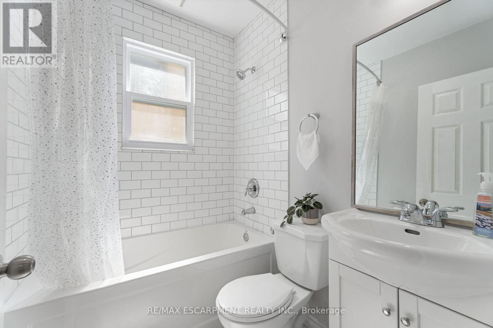 197 East 12th Street, Hamilton, Ontario  L9A 3X5 - Photo 17 - X12360181