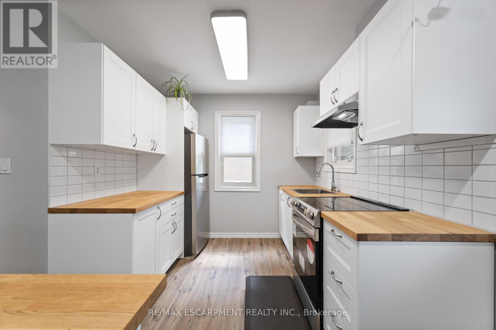 197 East 12th Street, Hamilton, Ontario  L9A 3X5 - Photo 4 - X12360181