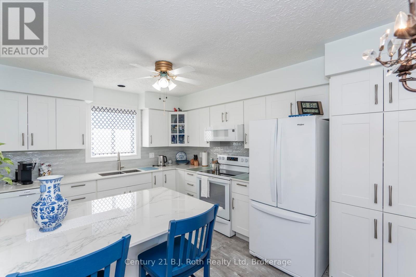 17 Charles Street, Penetanguishene, Ontario  L9M 2G6 - Photo 2 - S12360257