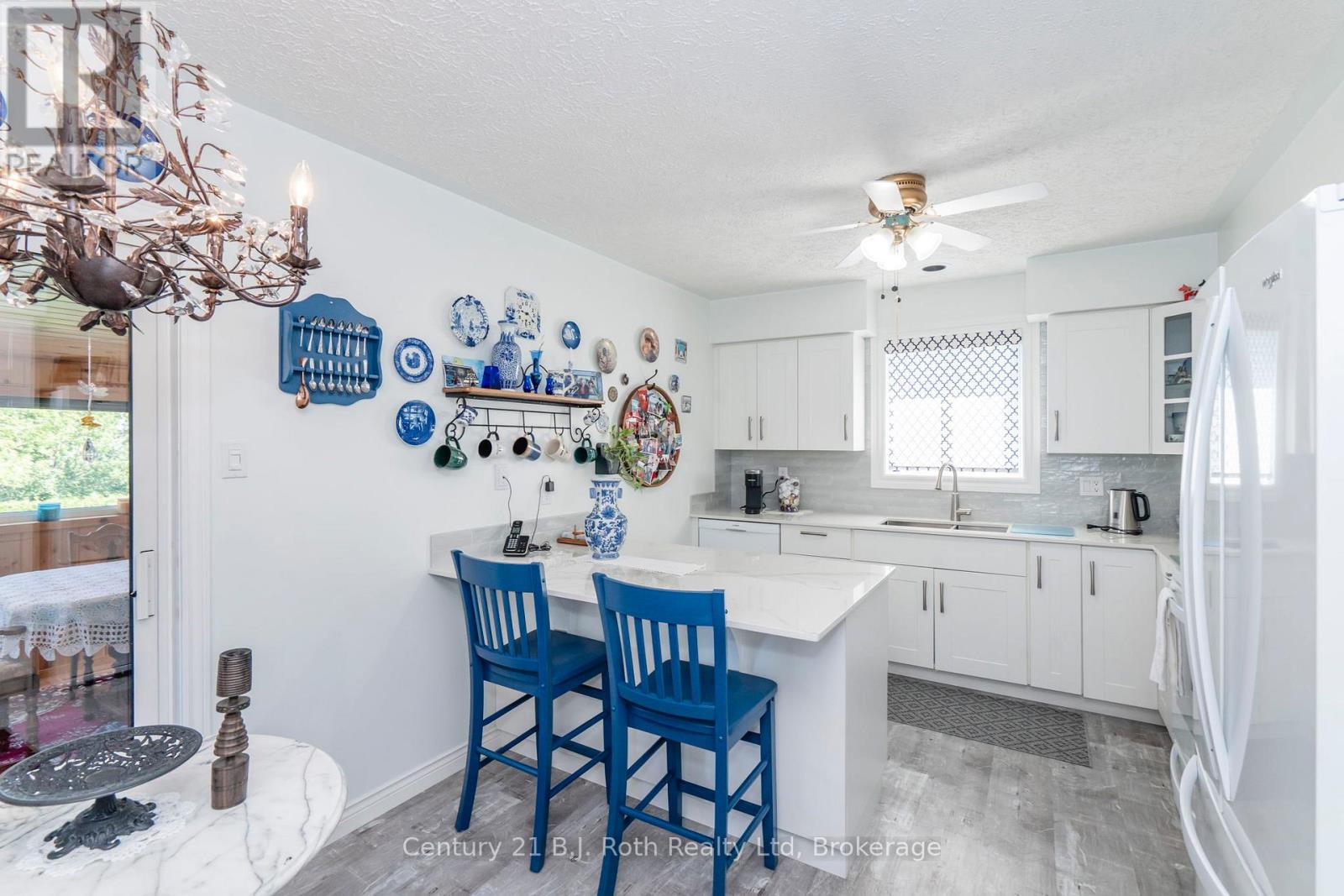 17 Charles Street, Penetanguishene, Ontario  L9M 2G6 - Photo 3 - S12360257