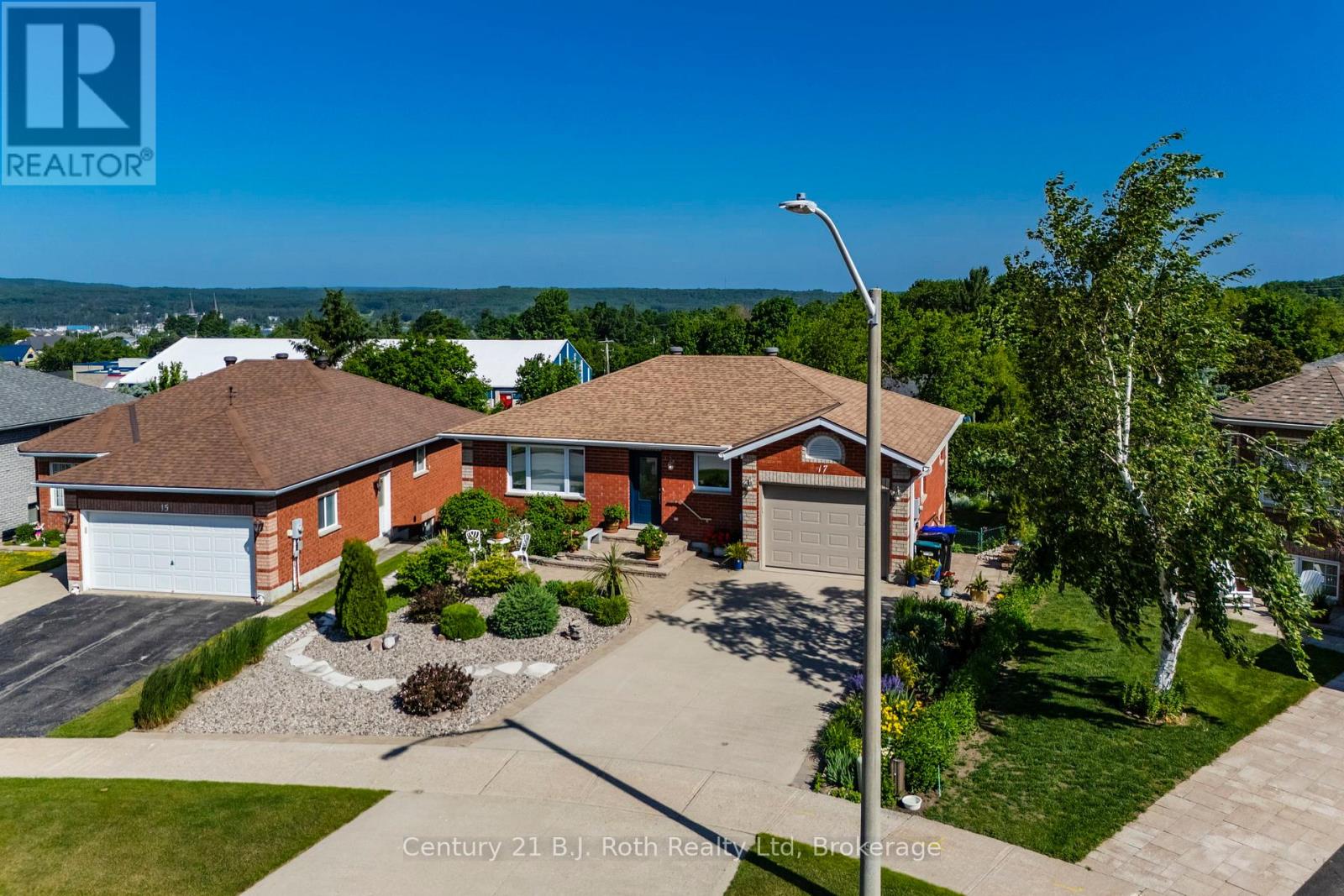 17 Charles Street, Penetanguishene, Ontario  L9M 2G6 - Photo 4 - S12360257