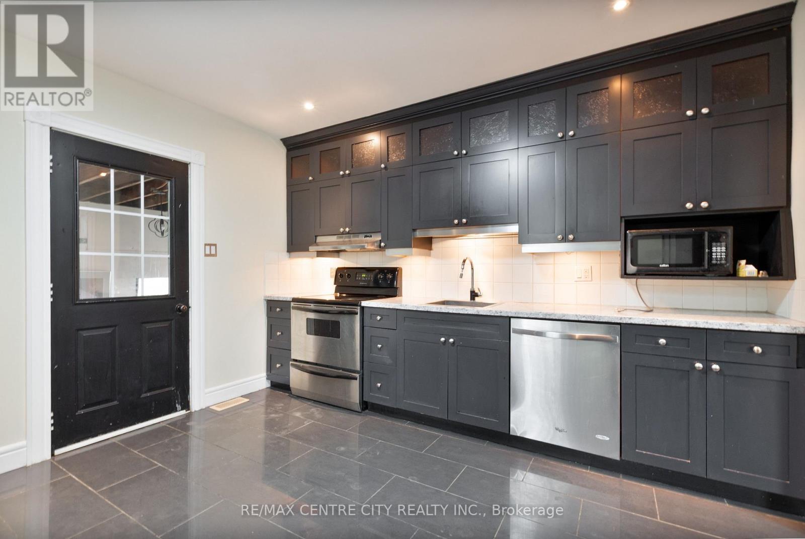 79 Scott Street, St. Thomas, Ontario  N5P 1L1 - Photo 17 - X12360337