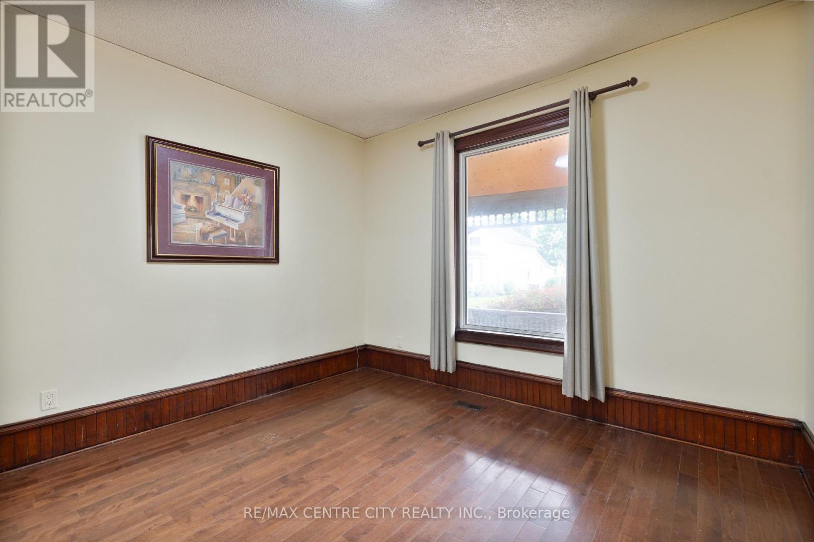 79 Scott Street, St. Thomas, Ontario  N5P 1L1 - Photo 9 - X12360337