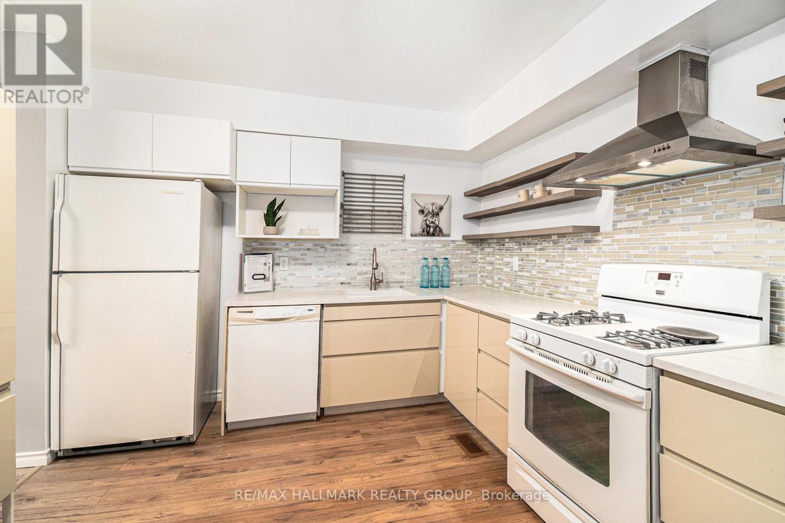Property at 67 - 453 SANDHAMN PRIVATE image 3