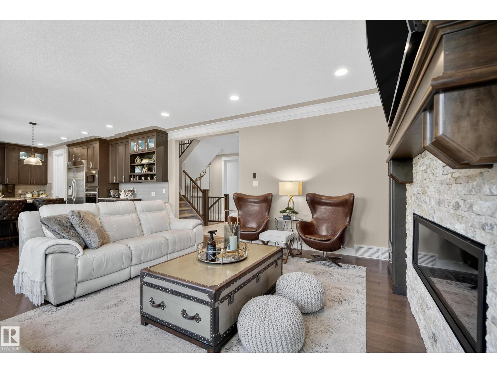 Property at 9 LACROIX CL image 2