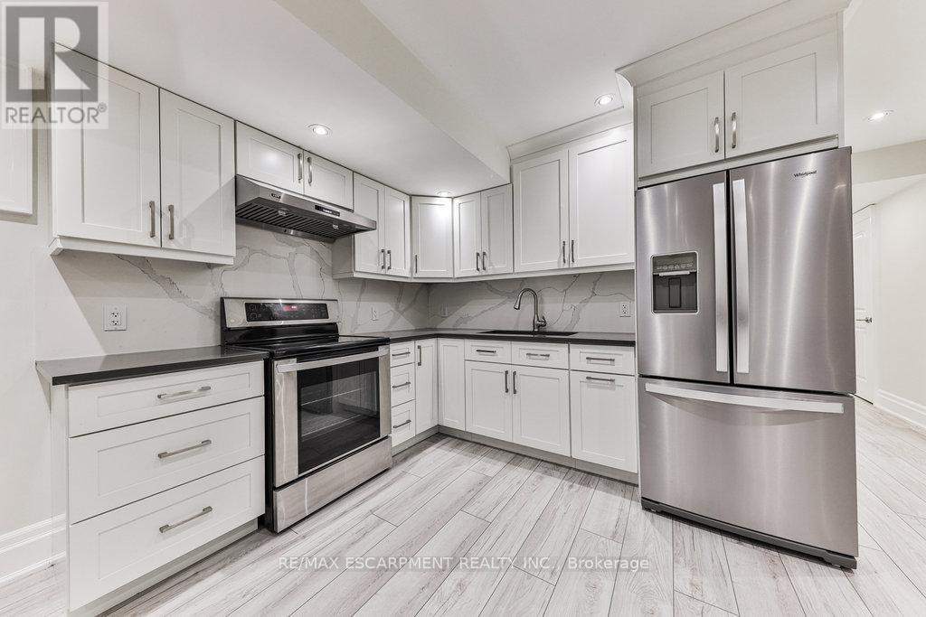 34b Pine Avenue N, Mississauga, Ontario  L5H 2P8 - Photo 27 - W12360290