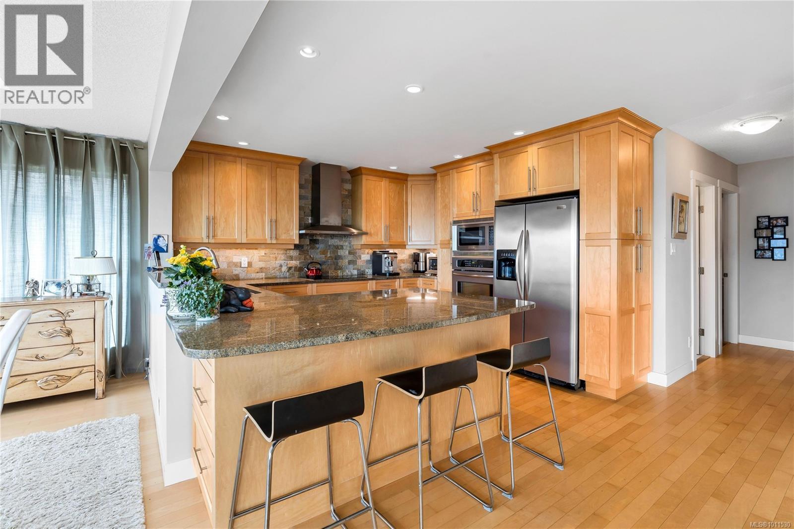 Property at 541 Cedar Cres image 4