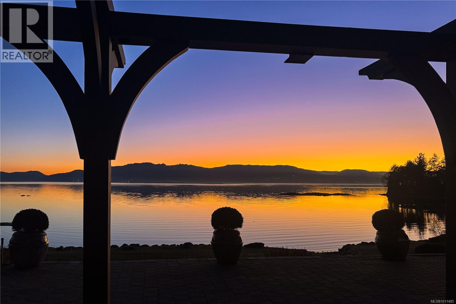 605 Towner Park Rd, North Saanich, British Columbia  V8L 5L7 - Photo 3 - 1011485