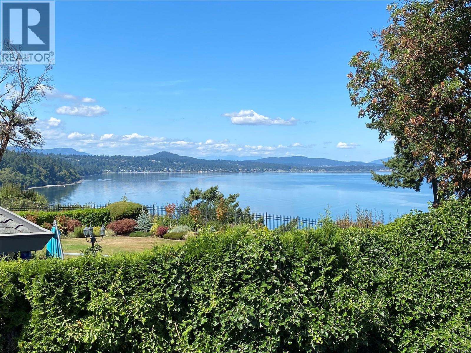 Property at 4598 Torquay Dr image 3