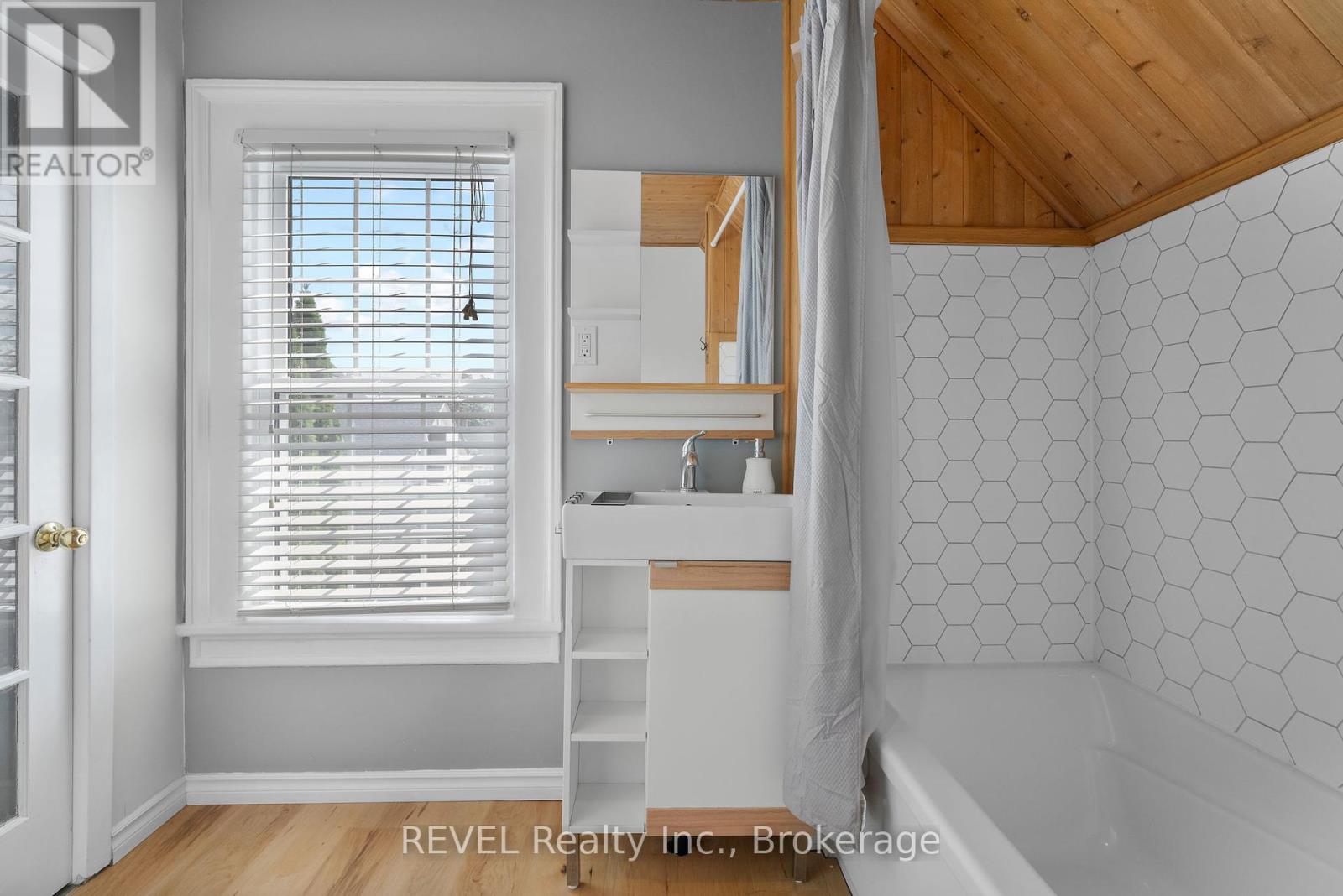 5408 Ontario Avenue, Niagara Falls, Ontario  L2E 3S5 - Photo 22 - X12360459
