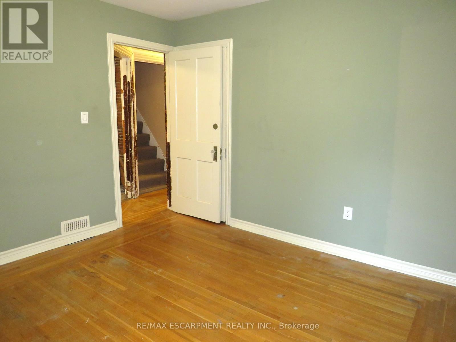 120 Sanford Avenue S, Hamilton, Ontario  L8M 2G8 - Photo 8 - X12360436