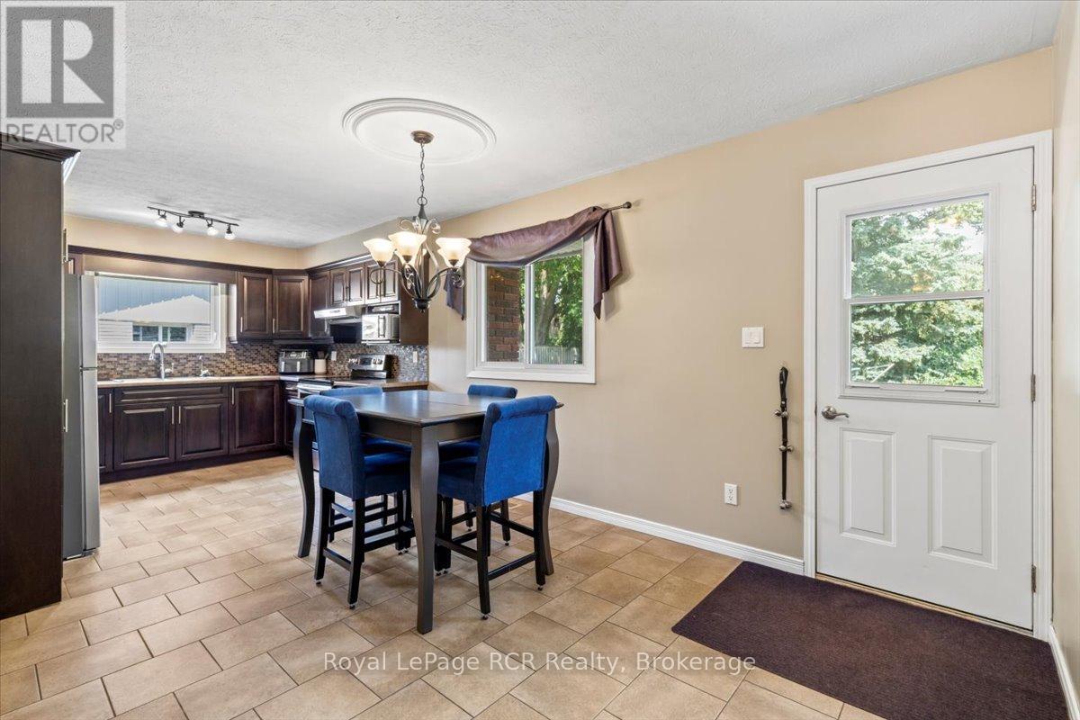 561 18th Avenue, Hanover, Ontario  N4N 3B2 - Photo 10 - X12360454