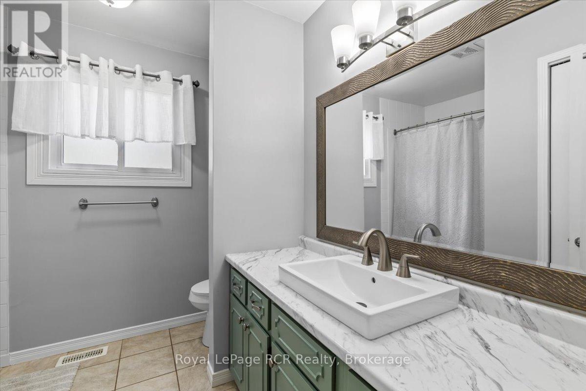 561 18th Avenue, Hanover, Ontario  N4N 3B2 - Photo 13 - X12360454