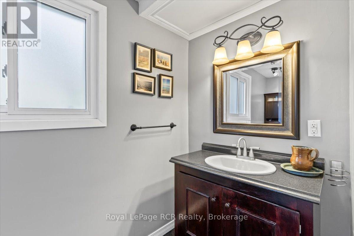 561 18th Avenue, Hanover, Ontario  N4N 3B2 - Photo 15 - X12360454