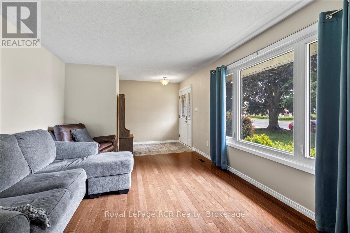561 18th Avenue, Hanover, Ontario  N4N 3B2 - Photo 5 - X12360454
