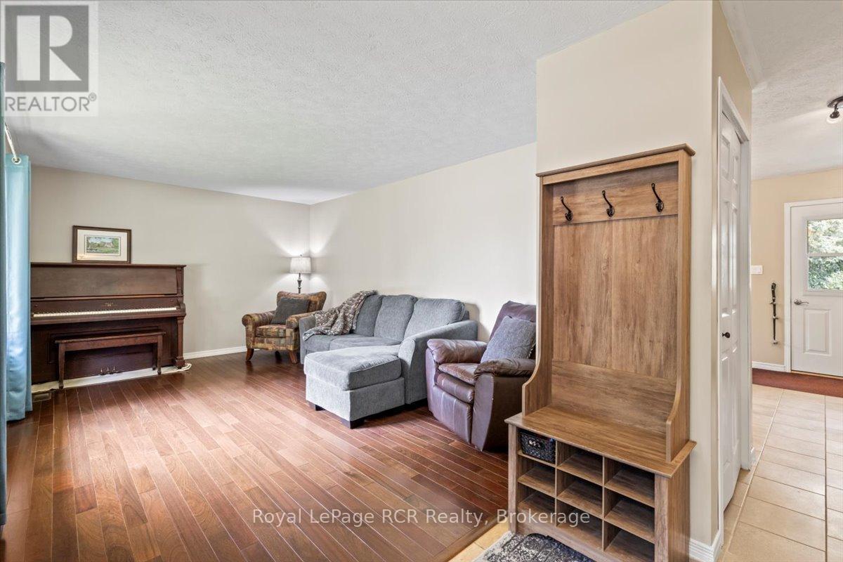 561 18th Avenue, Hanover, Ontario  N4N 3B2 - Photo 6 - X12360454