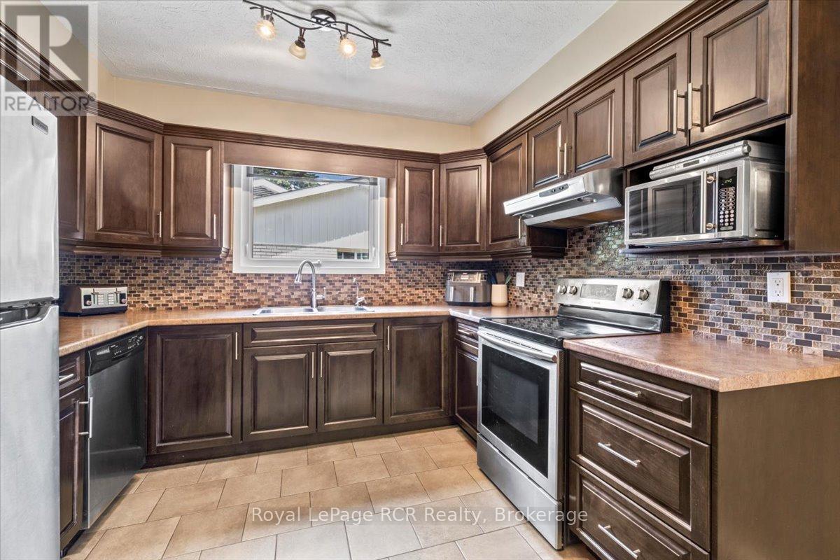 561 18th Avenue, Hanover, Ontario  N4N 3B2 - Photo 7 - X12360454