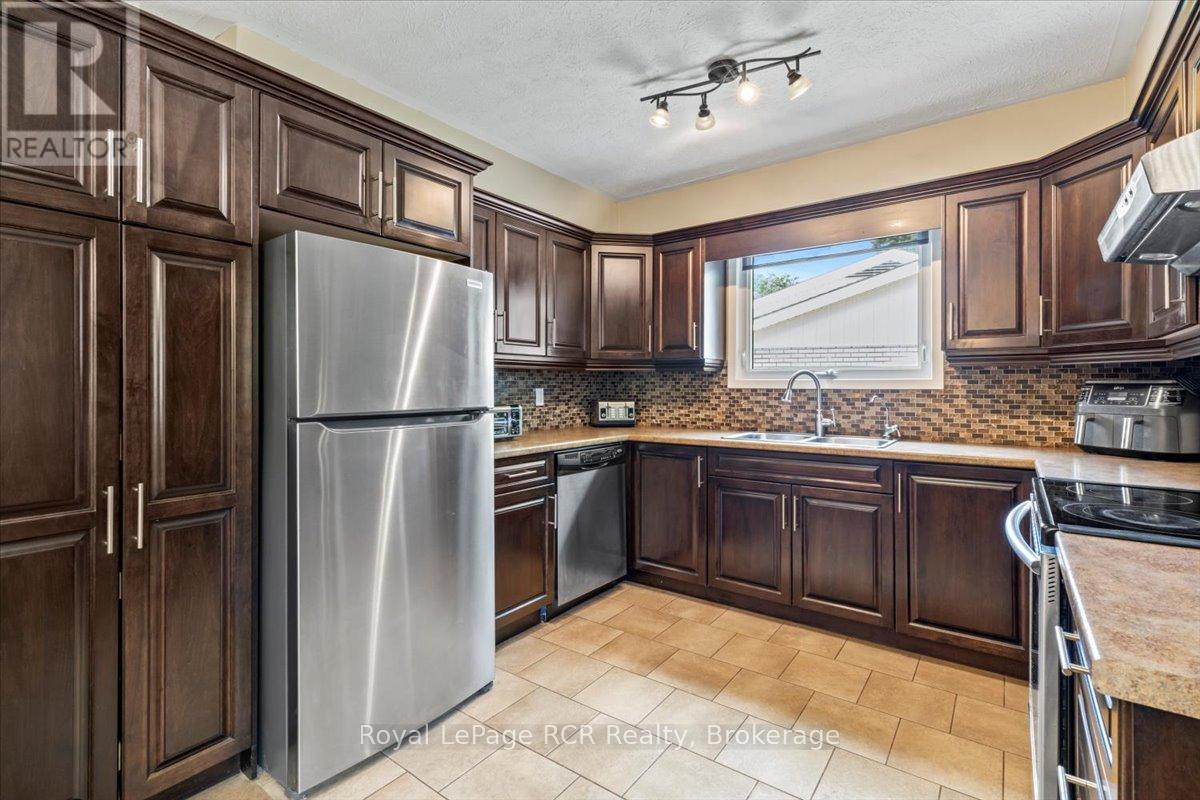 561 18th Avenue, Hanover, Ontario  N4N 3B2 - Photo 8 - X12360454