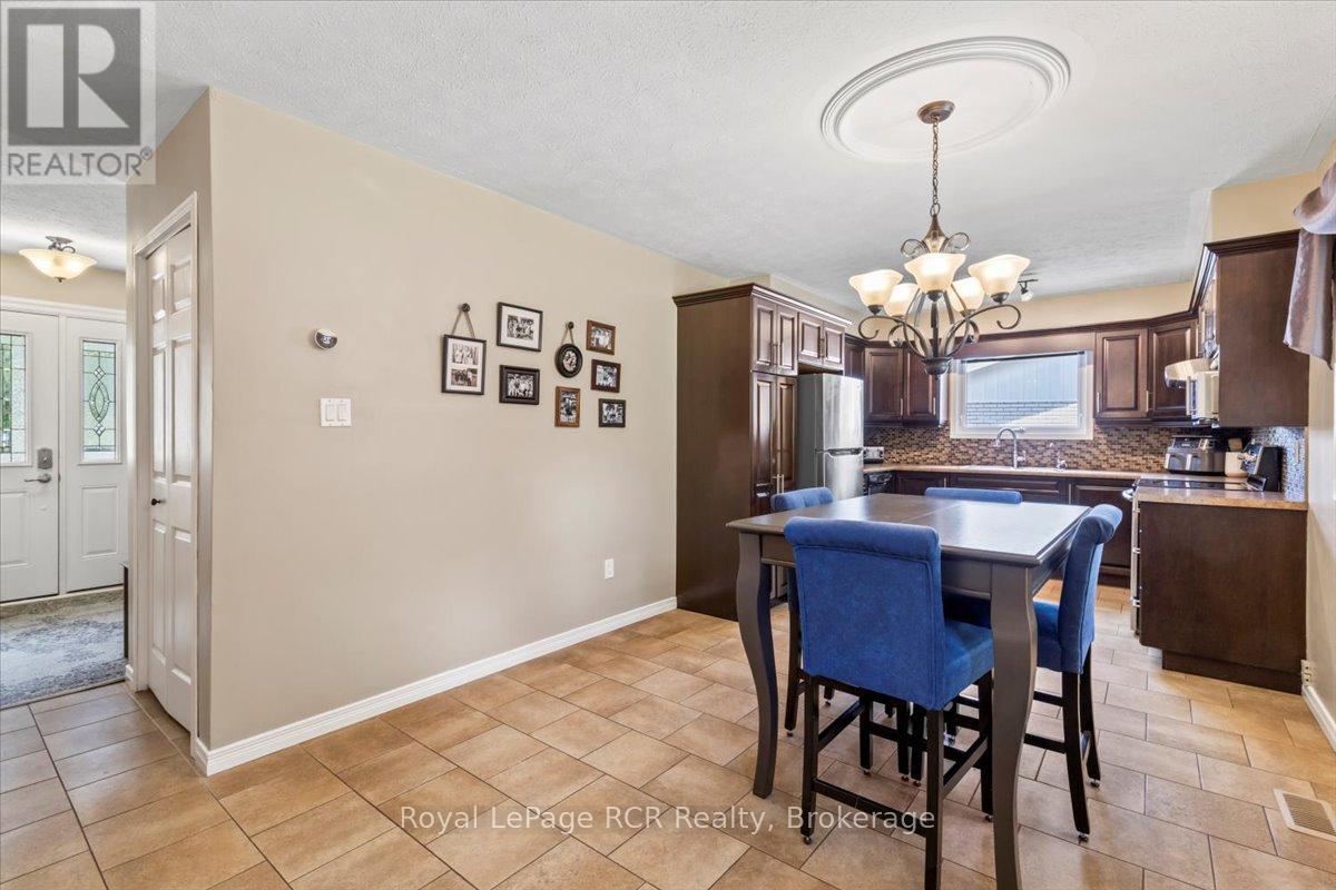 561 18th Avenue, Hanover, Ontario  N4N 3B2 - Photo 9 - X12360454