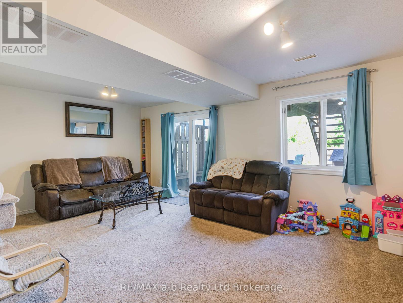 112 Athlone Crescent, Stratford, Ontario  N4Z 1H8 - Photo 19 - X12360456