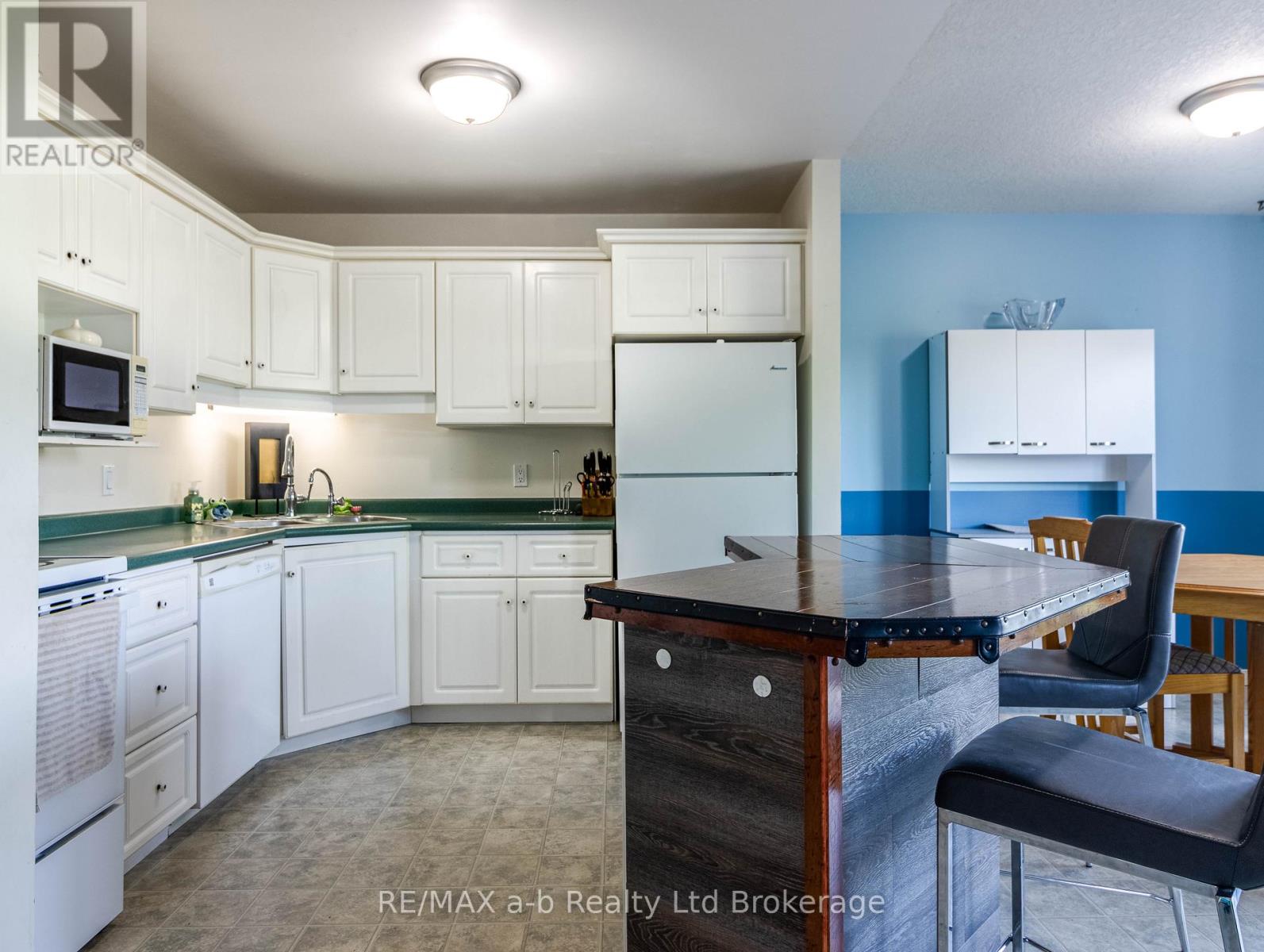 112 Athlone Crescent, Stratford, Ontario  N4Z 1H8 - Photo 4 - X12360456