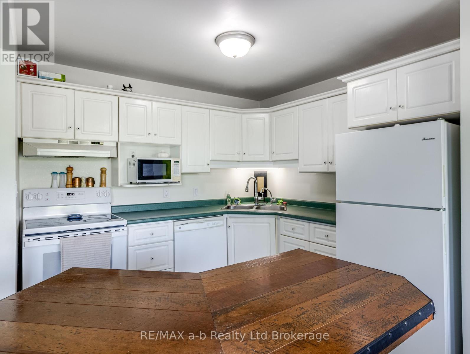 112 Athlone Crescent, Stratford, Ontario  N4Z 1H8 - Photo 5 - X12360456