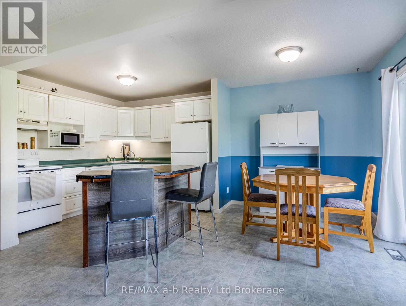 112 Athlone Crescent, Stratford, Ontario  N4Z 1H8 - Photo 6 - X12360456