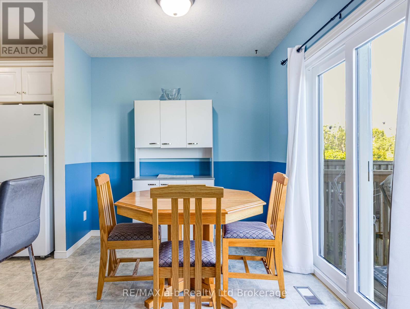 112 Athlone Crescent, Stratford, Ontario  N4Z 1H8 - Photo 7 - X12360456