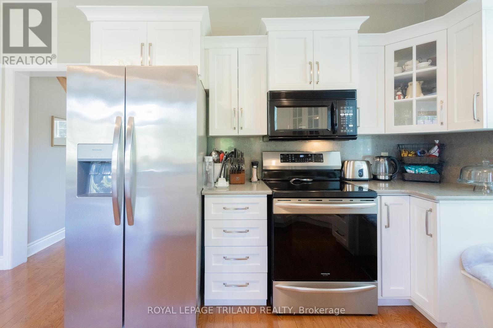 264 George Street, North Middlesex, Ontario  N0M 2K0 - Photo 17 - X12360550
