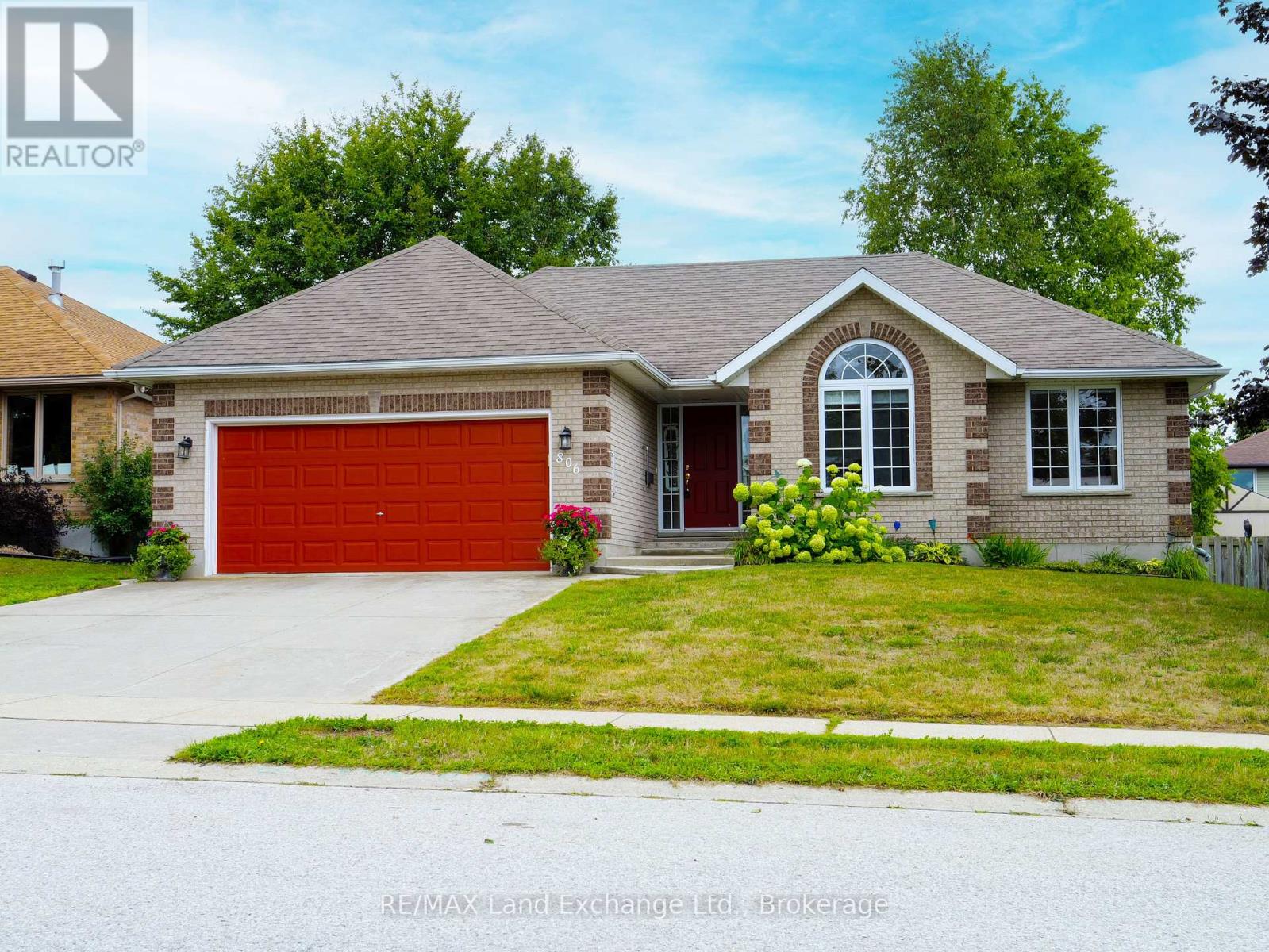 806 Maplewood Drive, Saugeen Shores, Ontario  N0H 2C4 - Photo 1 - X12360560