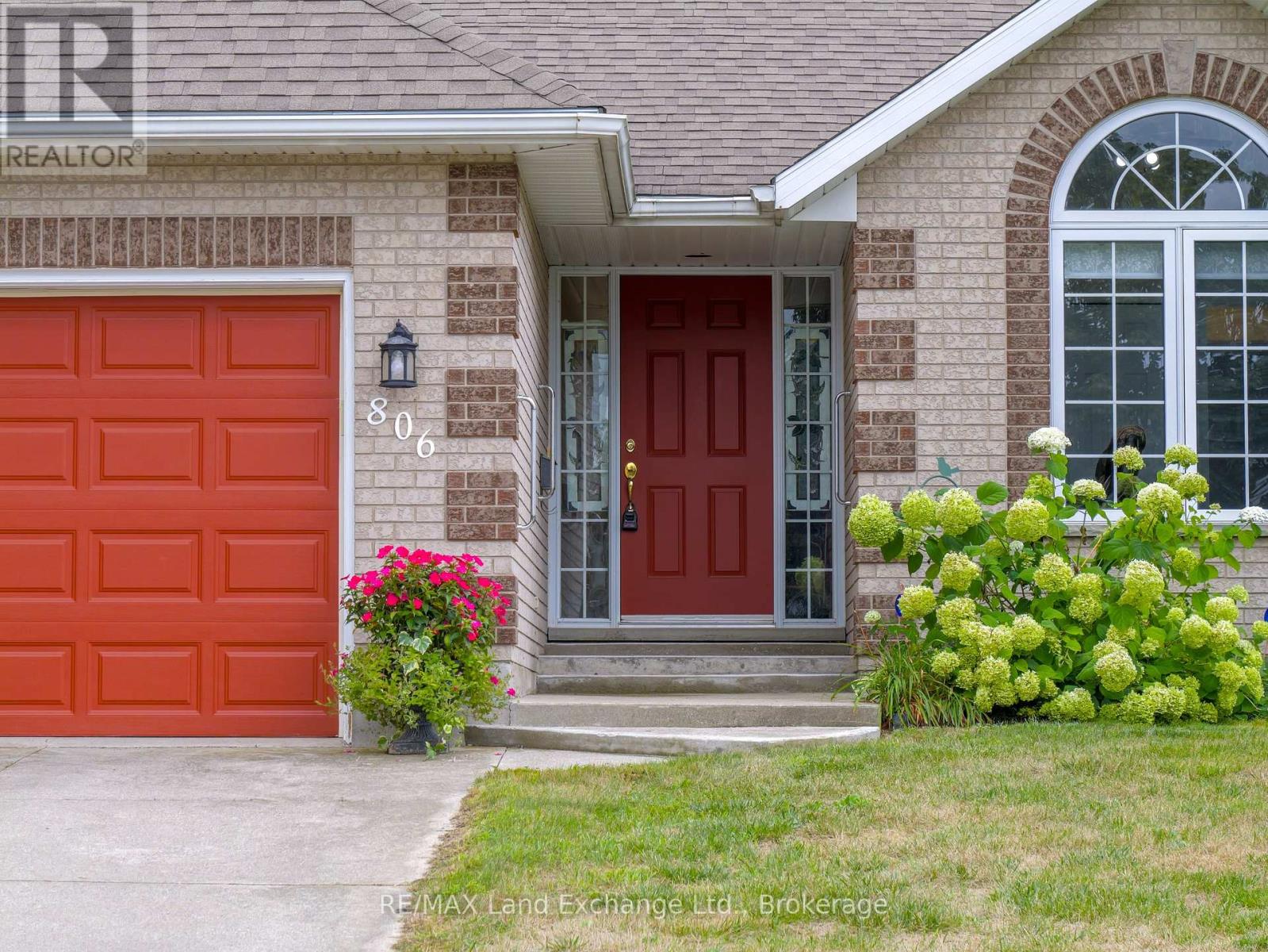 806 Maplewood Drive, Saugeen Shores, Ontario  N0H 2C4 - Photo 2 - X12360560