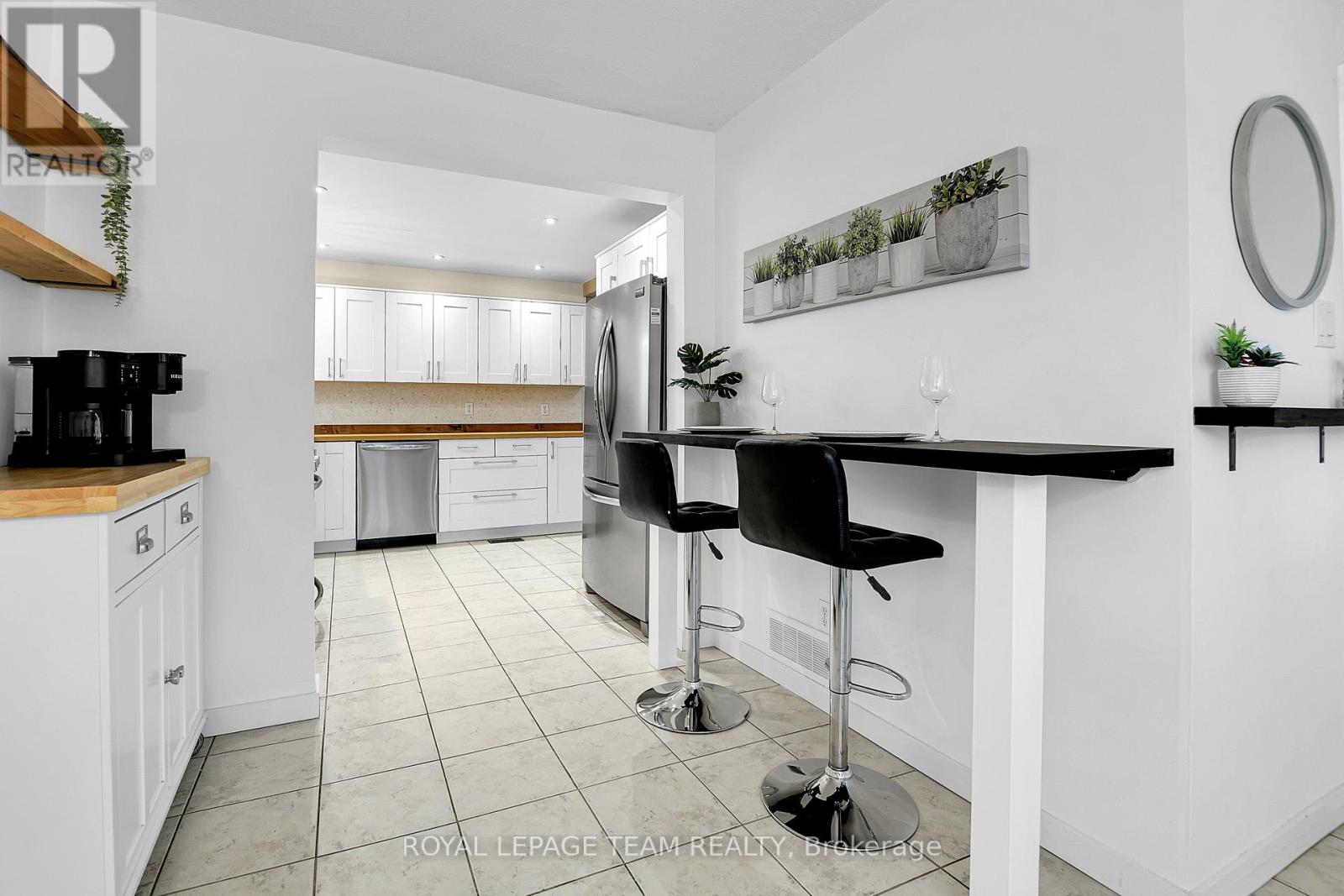 6405 St Louis Drive, Ottawa, Ontario  K1C 2X9 - Photo 5 - X12360578