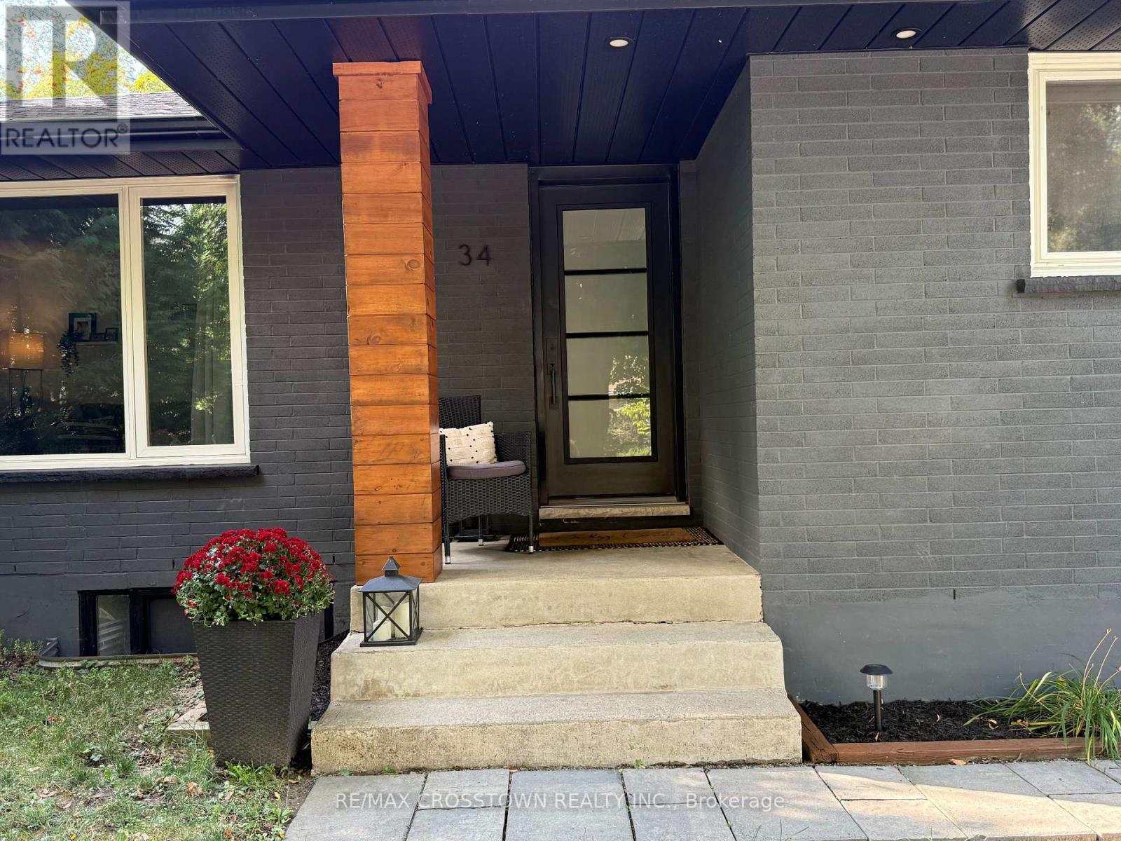 34 Queen Street, Barrie (Codrington), Ontario  L4M 1Z1 - Photo 2 - S12360595