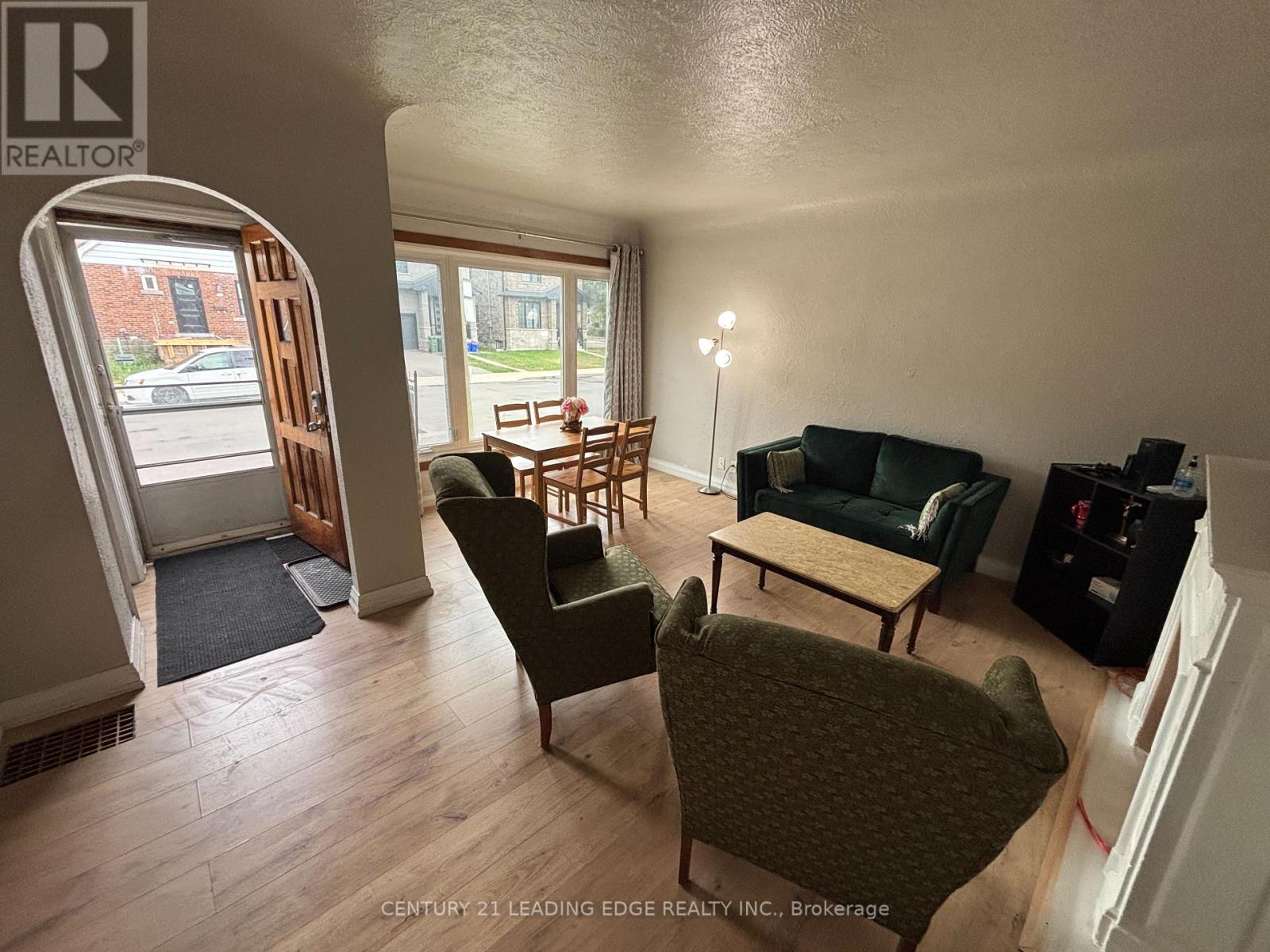 106 Whitney Avenue, Hamilton, Ontario  L8S 2G5 - Photo 6 - X12064380