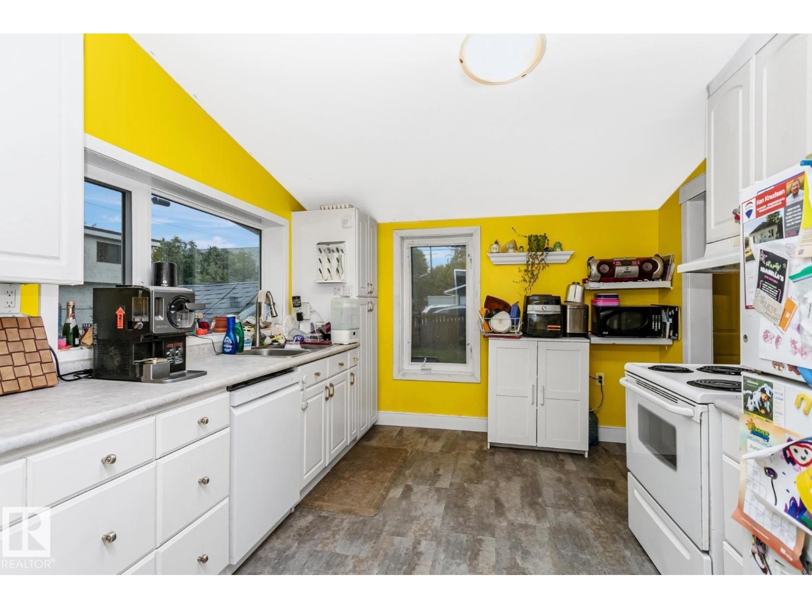 Property at 11810 55 ST NW image 3