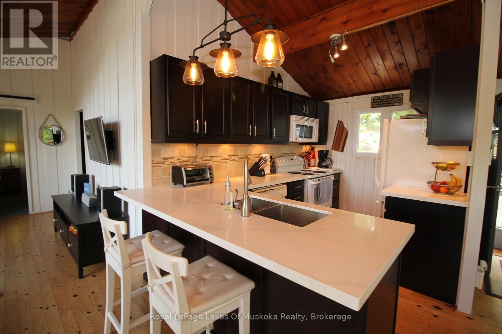 524 Peninsula Road, Gravenhurst, Ontario  P1P 1R2 - Photo 6 - X12360152