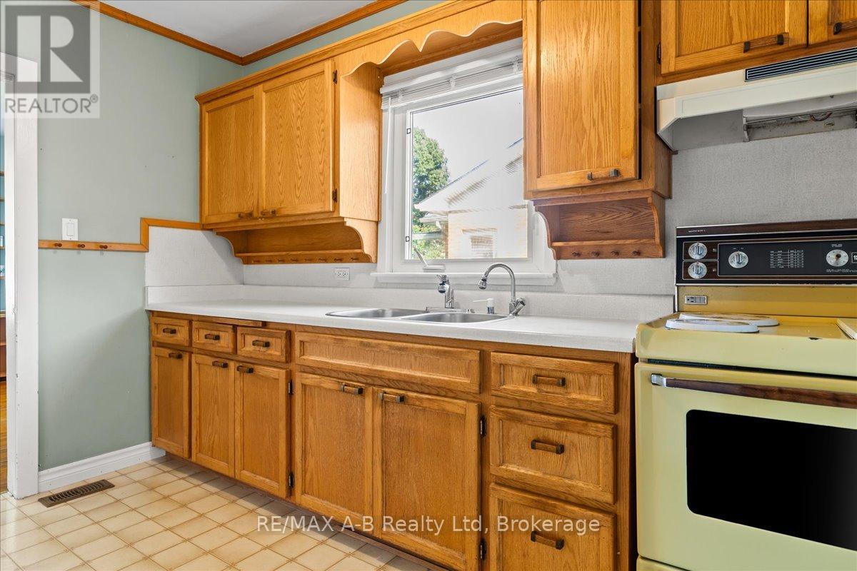 75 Youngs Street, Stratford, Ontario  N5A 1J5 - Photo 10 - X12360751