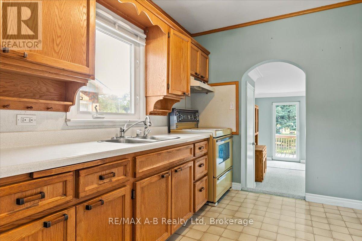 75 Youngs Street, Stratford, Ontario  N5A 1J5 - Photo 9 - X12360751
