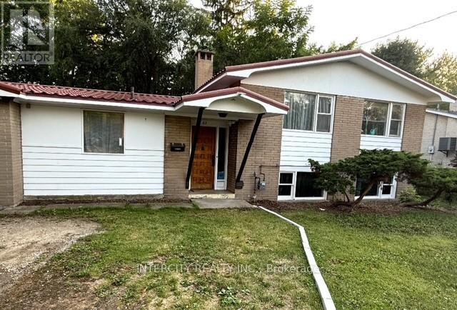 63 Centre Street N, Brampton (Brampton North), Ontario  L6V 1T1 - Photo 1 - W12351530